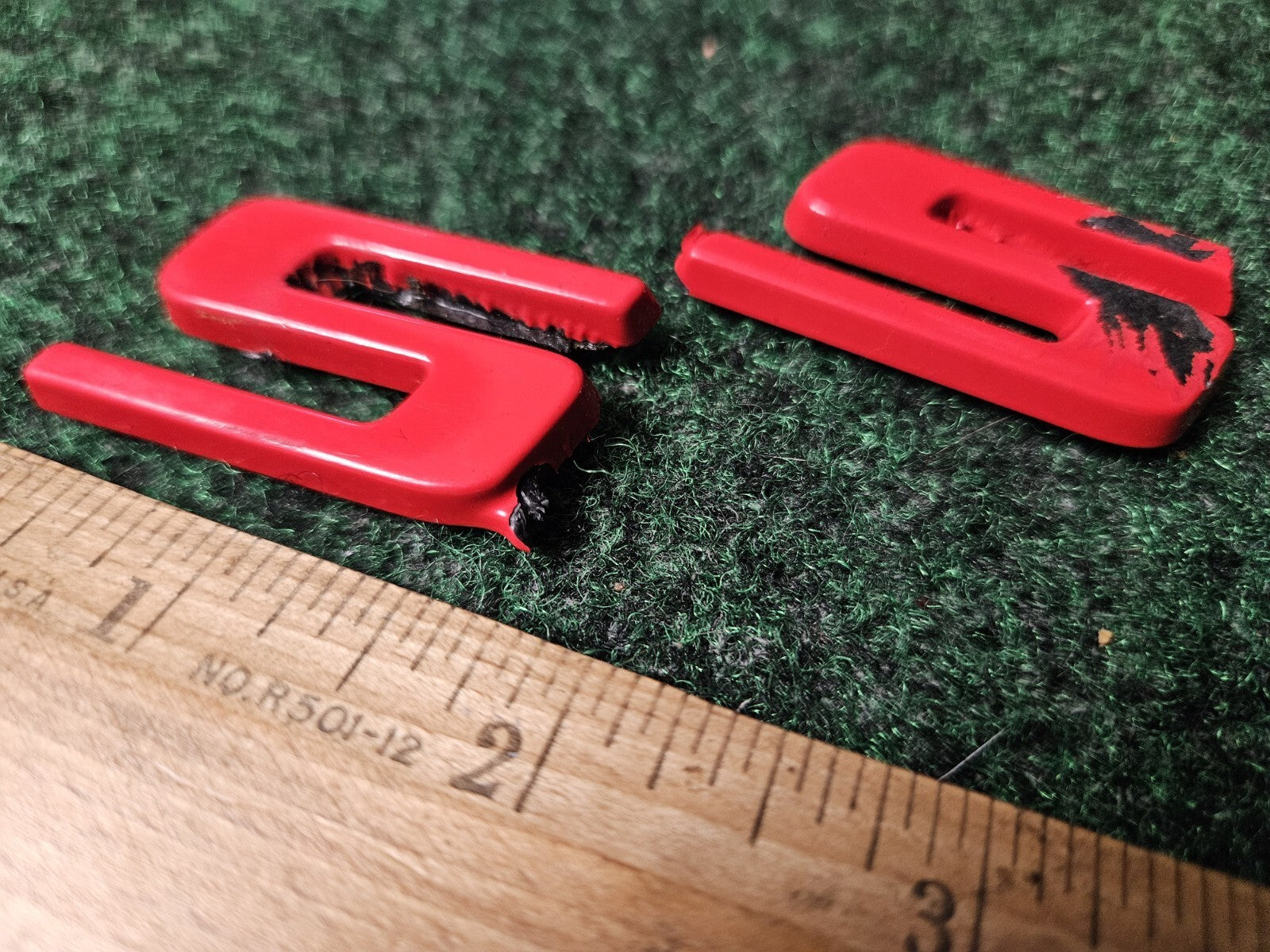 2000- 2005 CHEVROLET MONTE CARLO SS SIDE FENDER EMBLEM LOGO RED DAMAGED 4M6