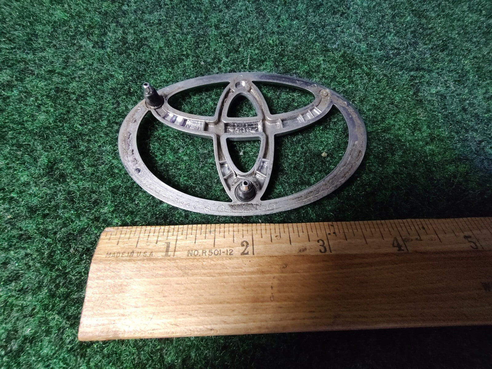 1997- 2001 Toyota Camry Rear Trunk Lid Emblem Logo 75441-33040 OEM 2M4