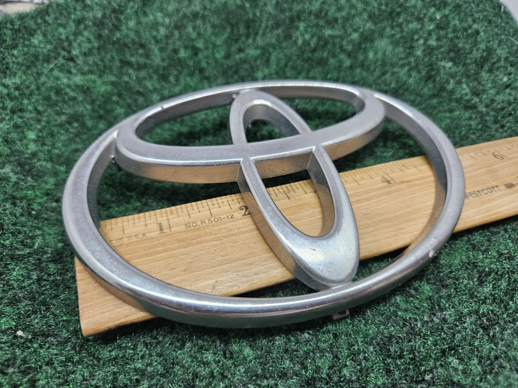 2001-04 Toyota Sequoia 2000-02 Tundra Front Grille Emblem Badge 75311-0C010 GL1