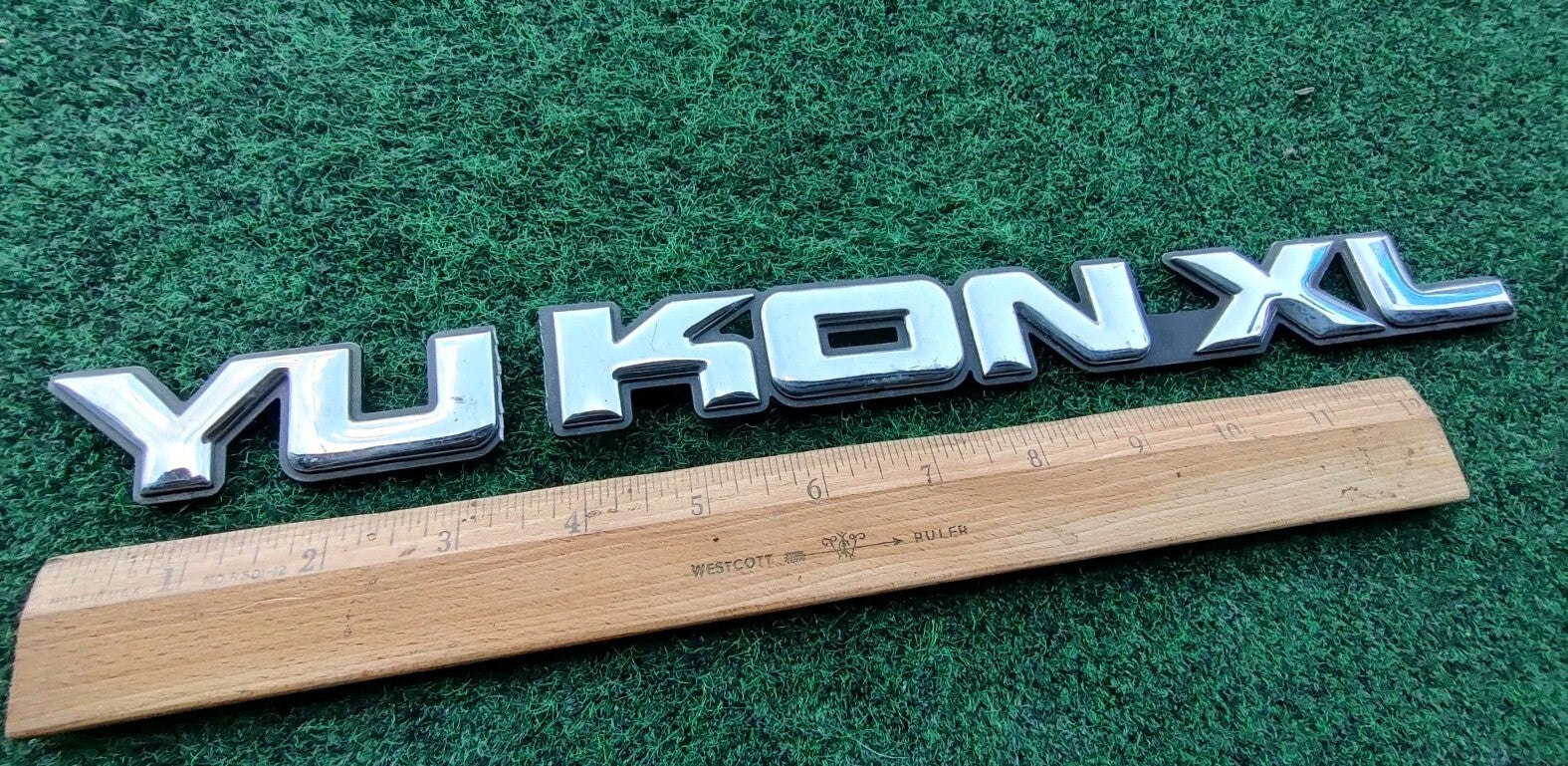 2000-2006 GMC YUKON XL REAR TRUNK LID EMBLEM LOGO BADGE SYMBOL Cracked 2L3