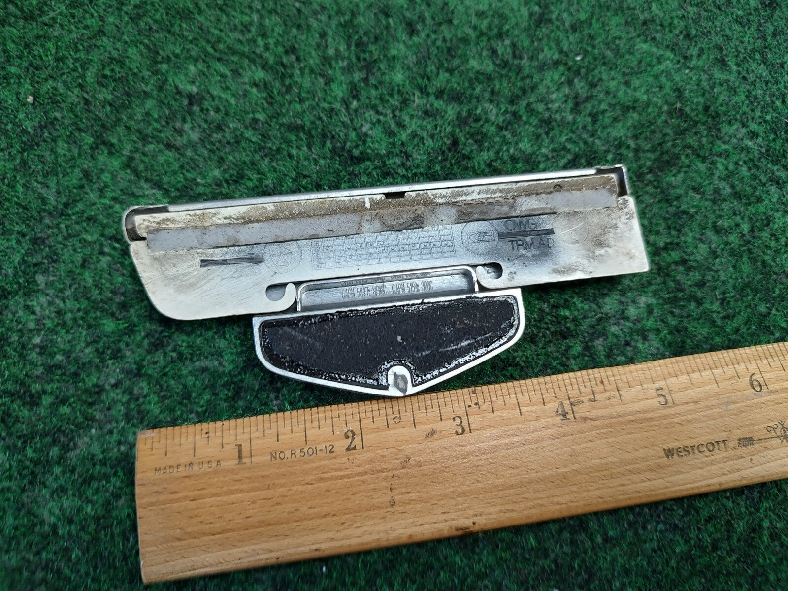 2006 2007 Chrysler 300 HEMI C RH Passenger Side Emblem Trim Logo OEM White 4S2