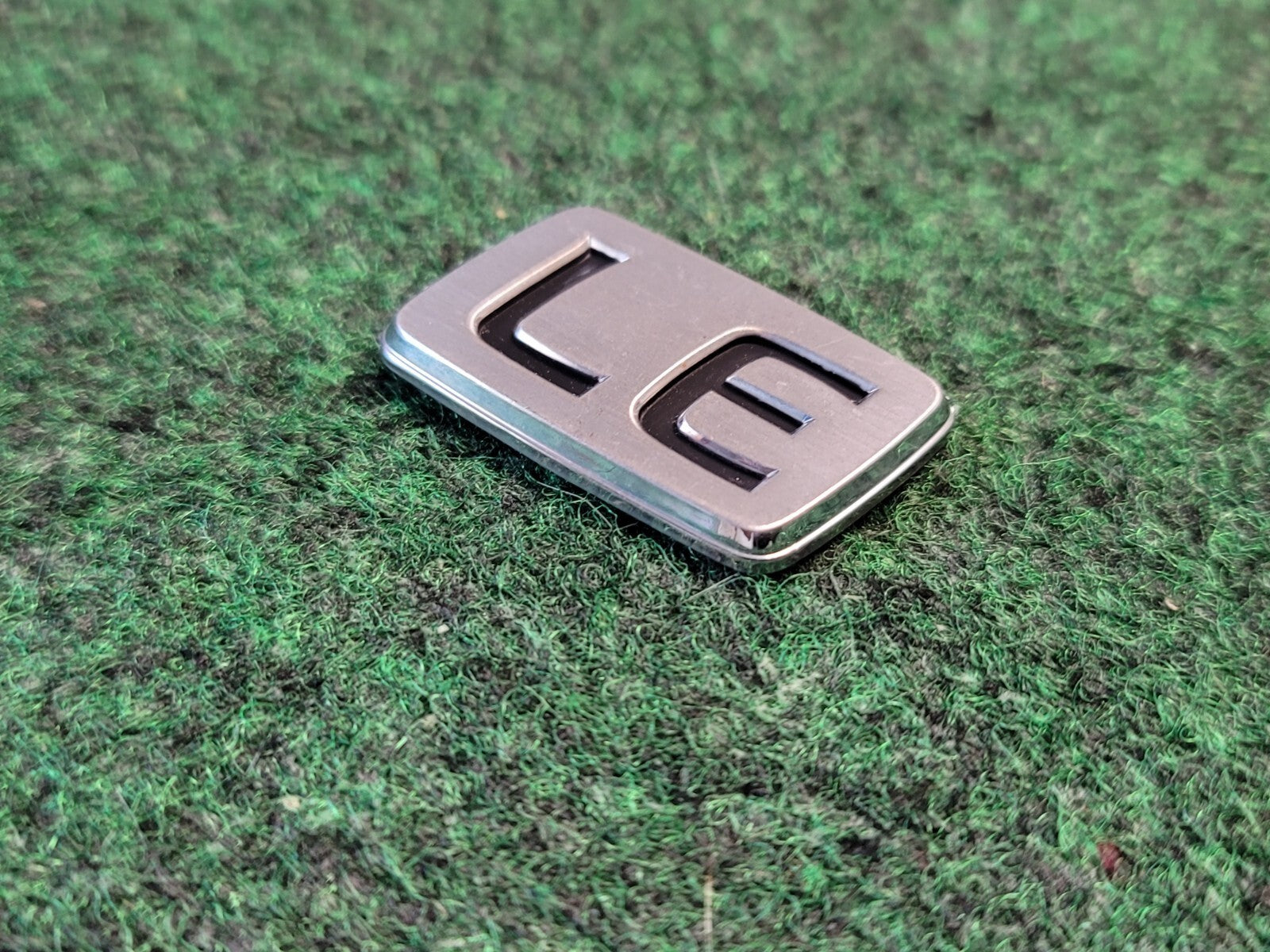 1997 - 2001 Toyota Camry LE Rear Deck Trunk Lid Emblem 75443-33080 2M3
