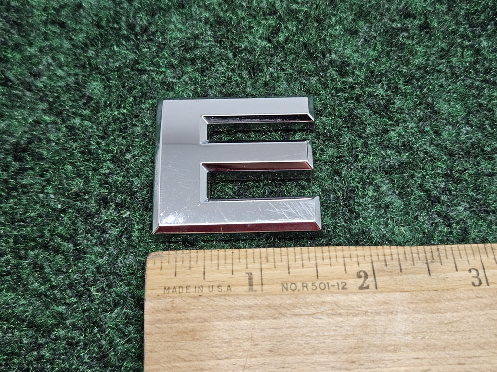 04-15 NISSAN ARMADA E REAR TRUNK TAIL GATE CHROME EMBLEM LOGO 93494-8S100 7S6