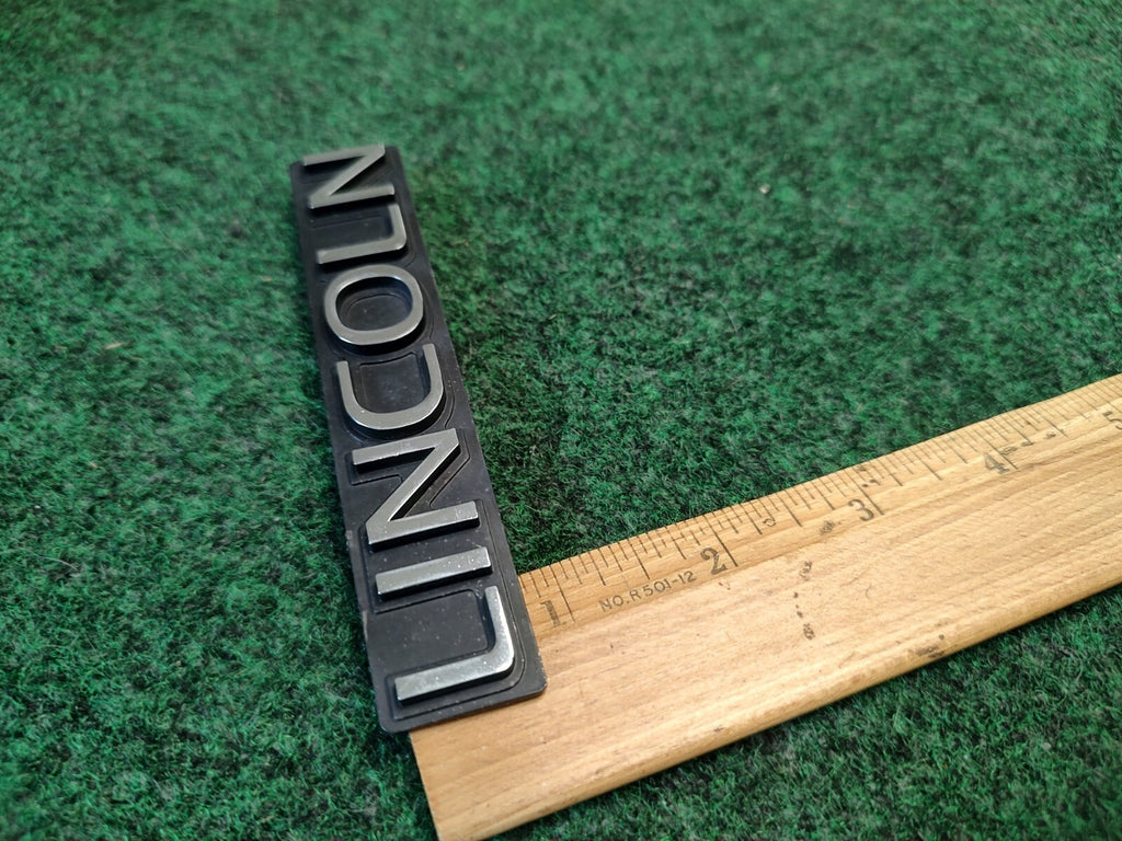 1995-1996-1997 Lincoln Town Car LINCOLN FRONT GRILLE EMBLEM F5VB-8B262-AA 2S8