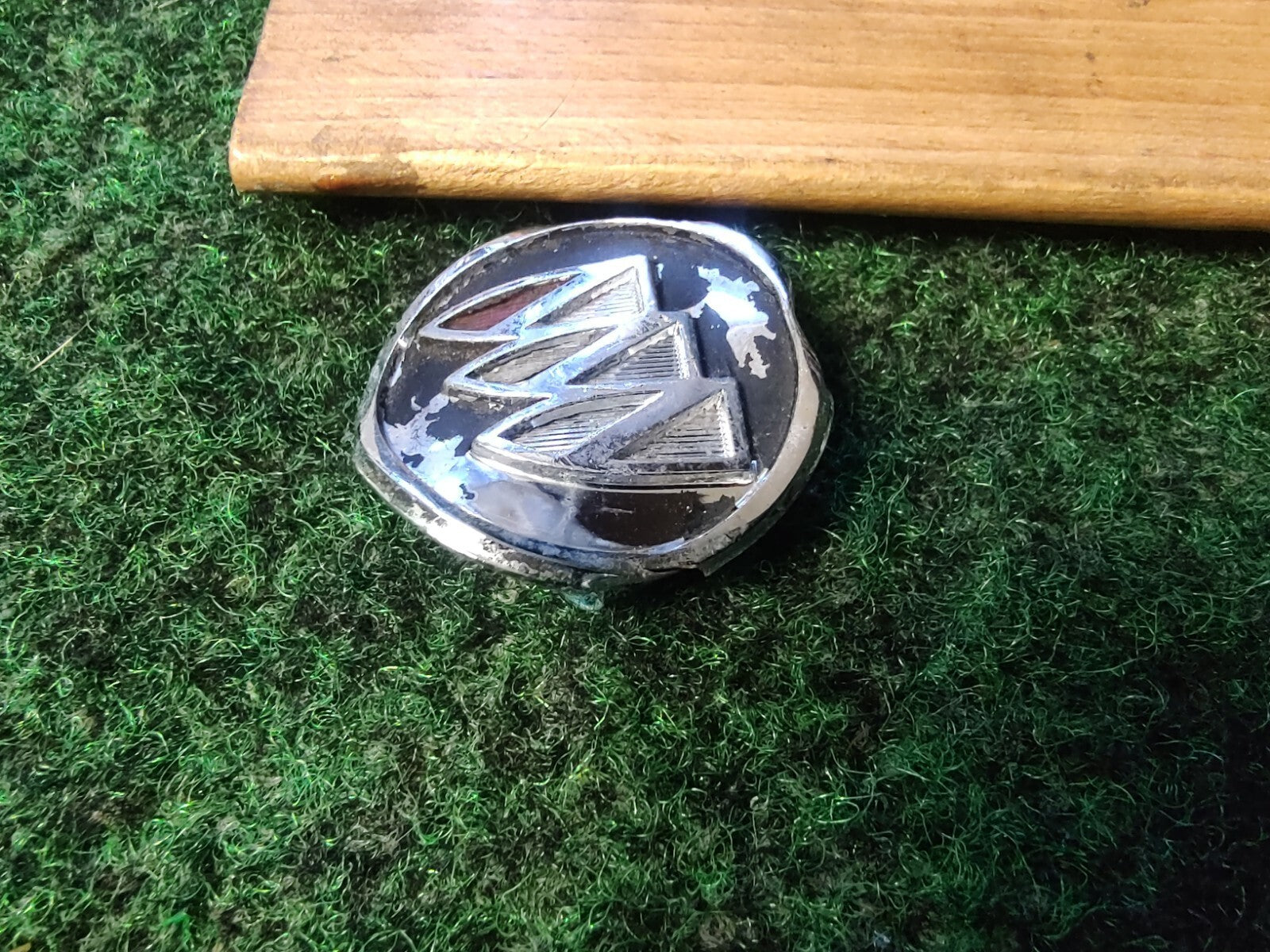 Buick OEM Steering Wheel Horn Pad Emblem Badge Logo Nameplate Name Damaged 8L2