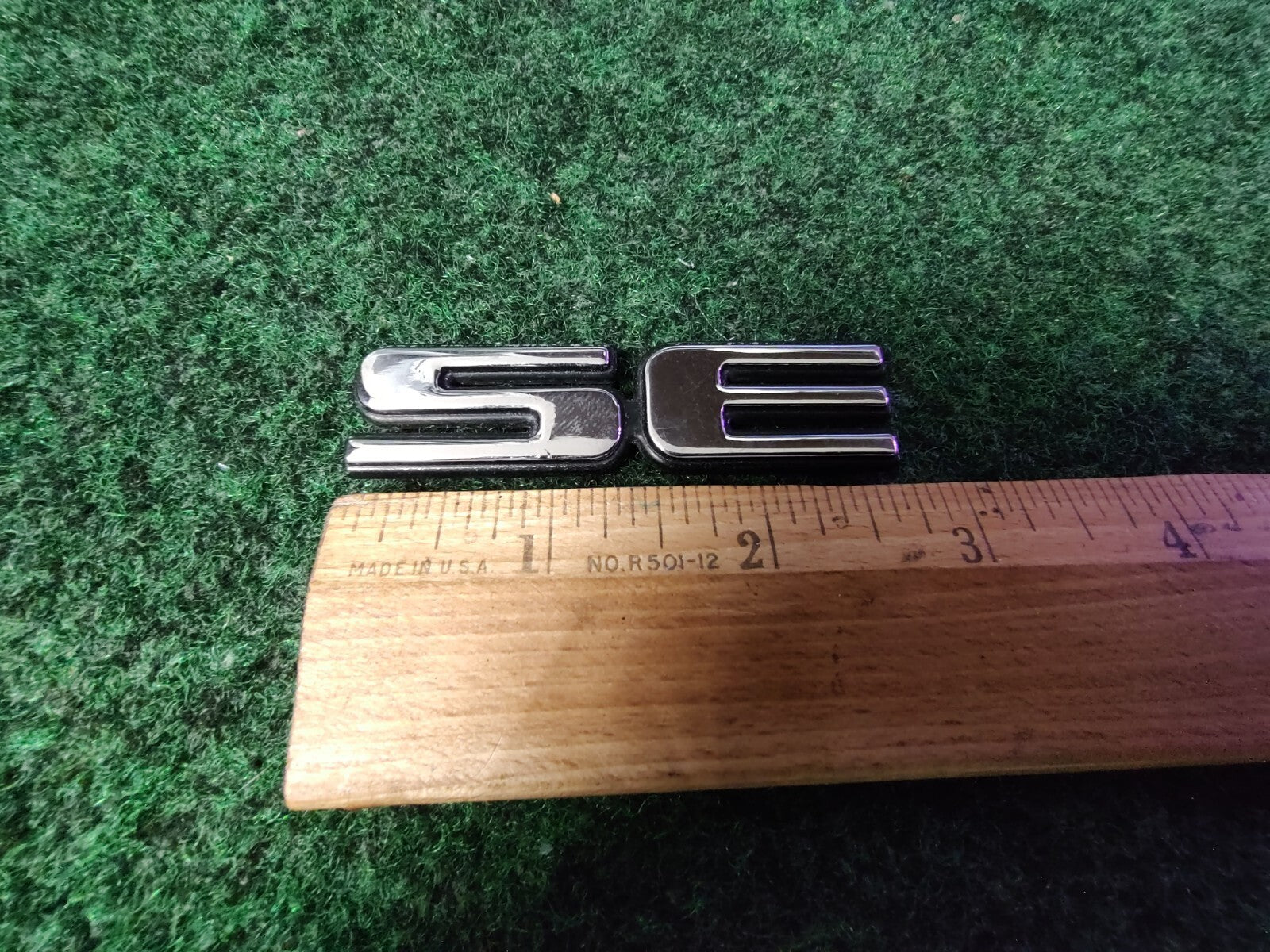 22657237 OEM GM EMBLEM PLATE BADGE SE FRONT DOOR 1999-2002 Pontiac GRAND AM 6S4