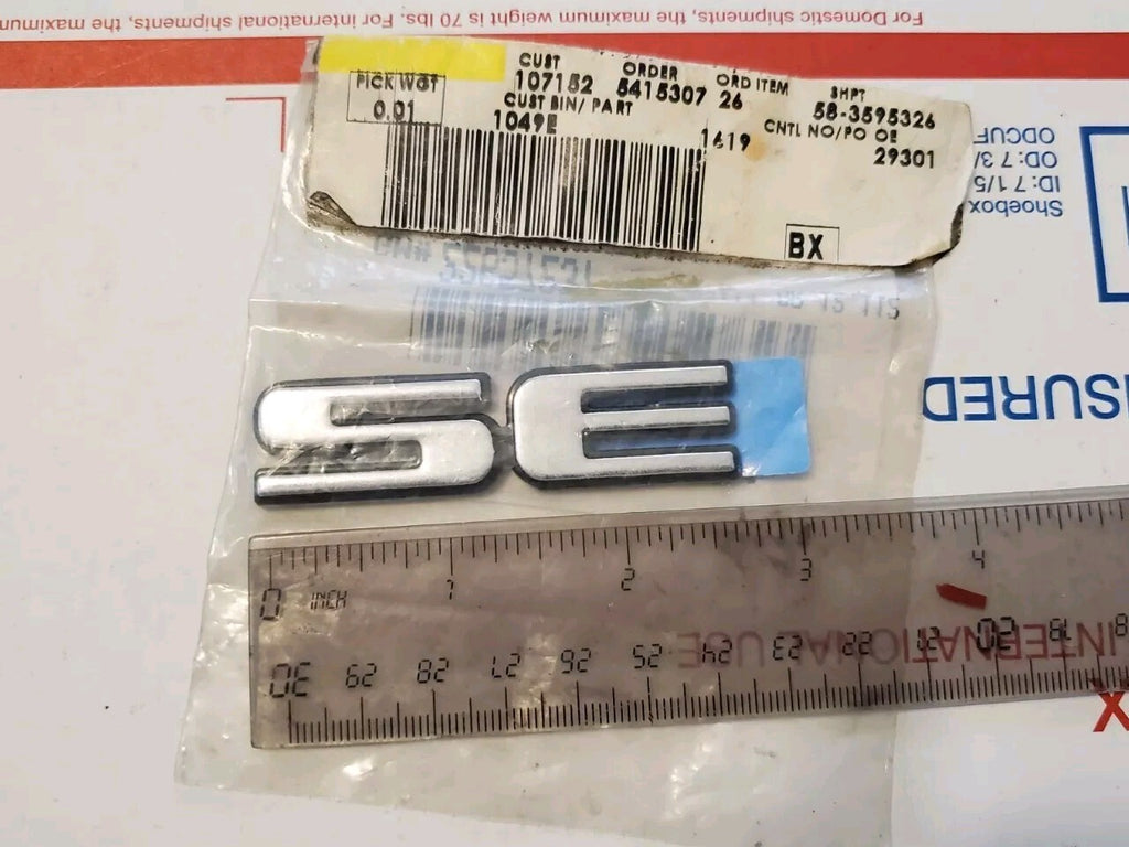 22657237 OEM GM EMBLEM PLATE BADGE SE FRONT DOOR 1999-2002 Pontiac GRAND AM 3L7