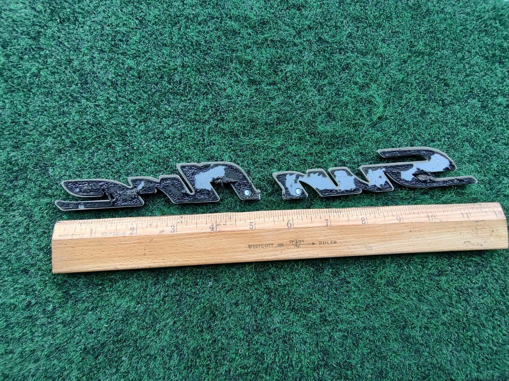 1998-2004 Pontiac Sunfire White Emblem Badge Logo Nameplate Name Plate Crack 2L3