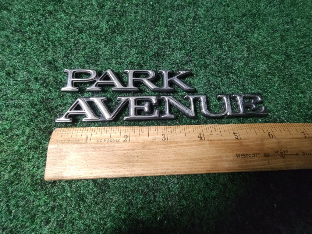 BUICK PARK AVENUE SIDE EMBLEM LOGO BADGE SYMBOL NAME PLATE BADGE USED 1S2