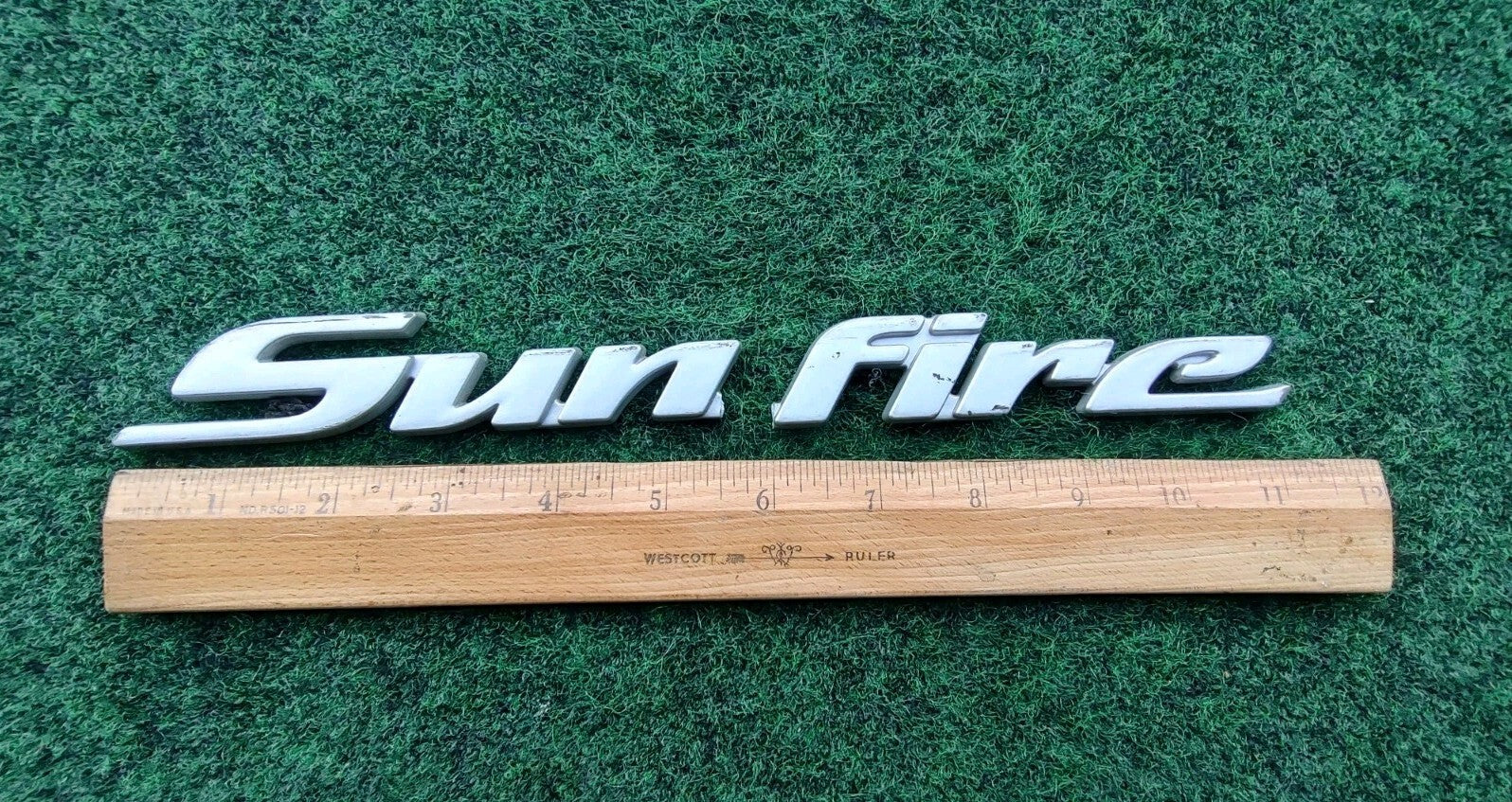 1998-2004 Pontiac Sunfire White Emblem Badge Logo Nameplate Name Plate Crack 2L3
