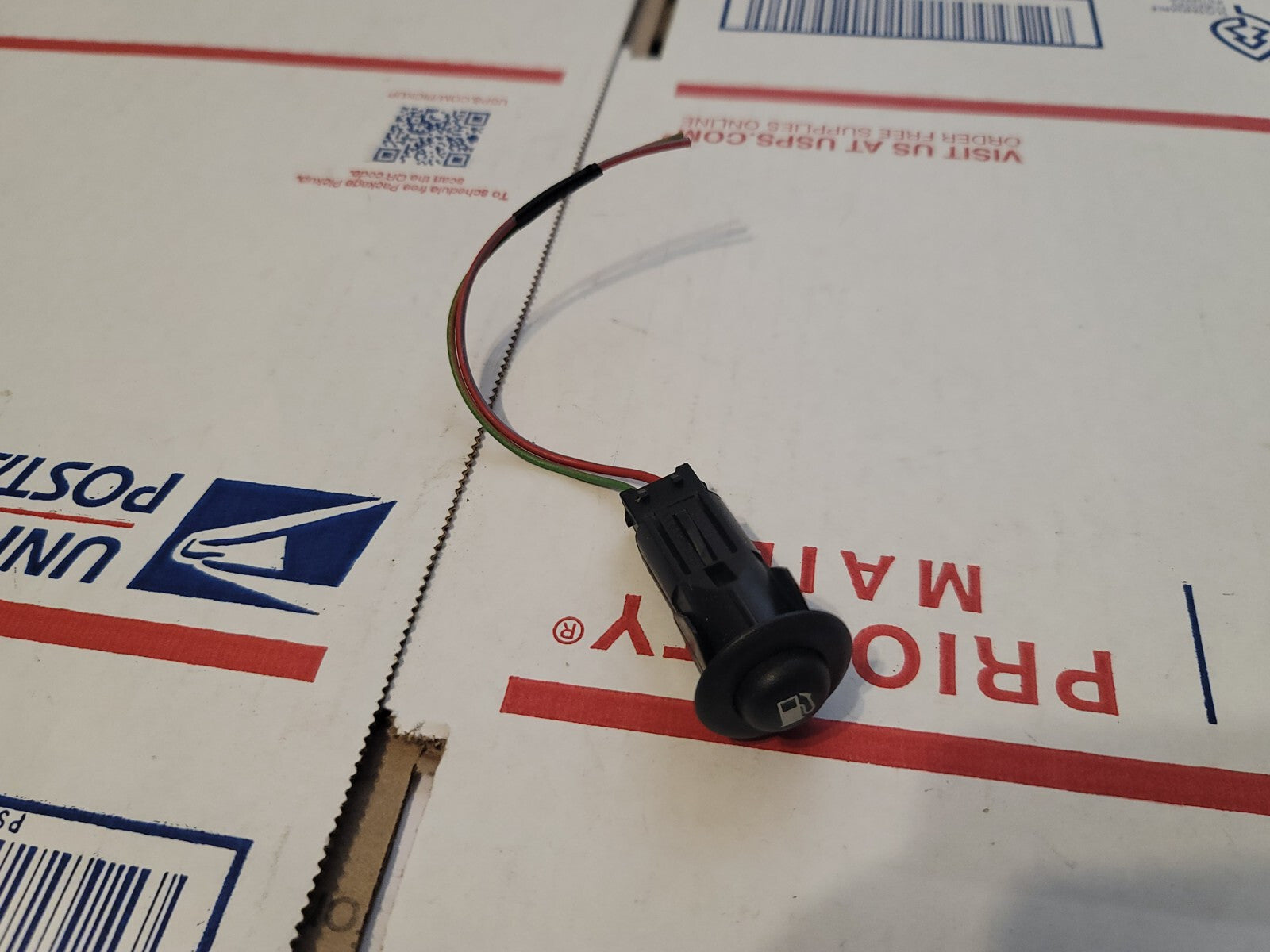 OEM 2011-2021 Jeep Grand Cherokee FUEL FILLER DOOR SWITCH GAS HATCH SWITCH 8L1