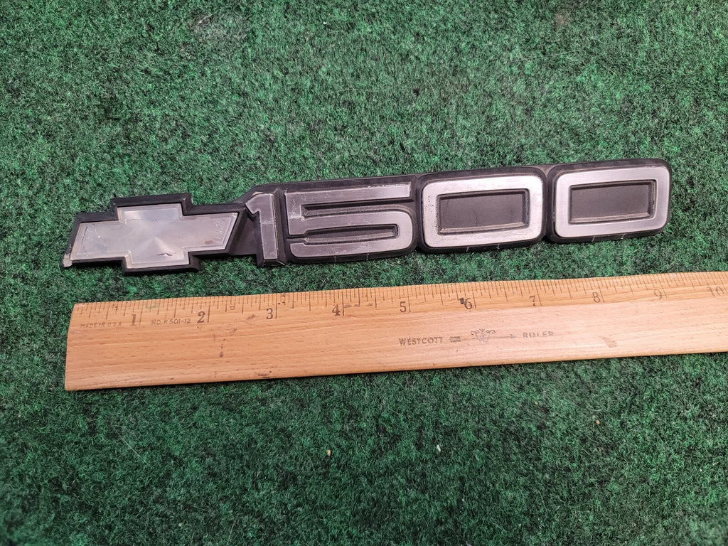 00 01 02 03 04 05 06 CHEVROLET SILVERADO 1500 SIDE EMBLEM BADGE 15707431 1M8