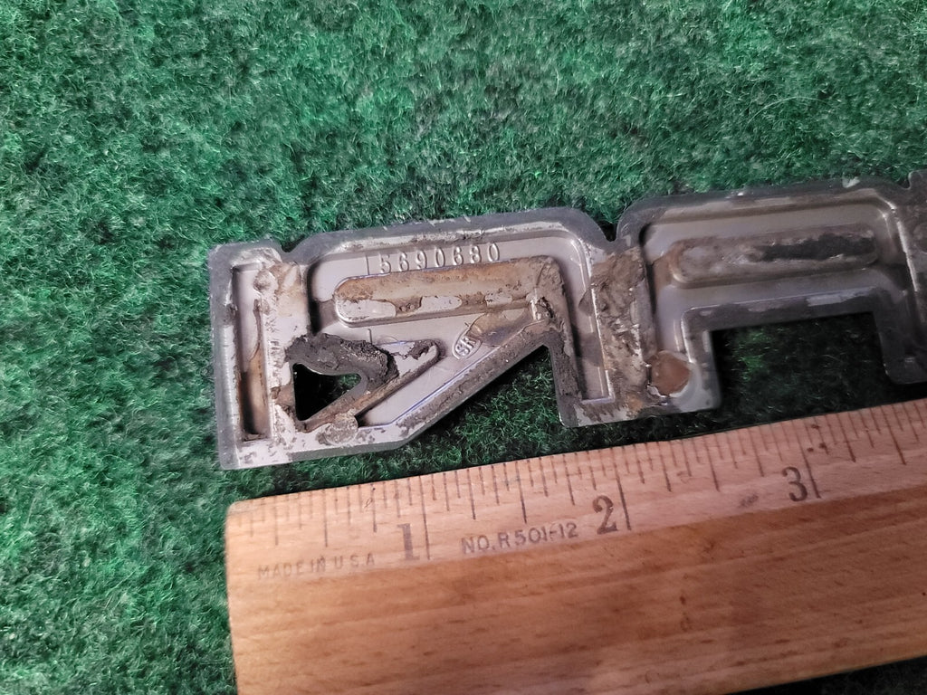 GMC 1995-2005 Safari Front Door Emblem Badge Logo Nameplate Name 15690680 2S9