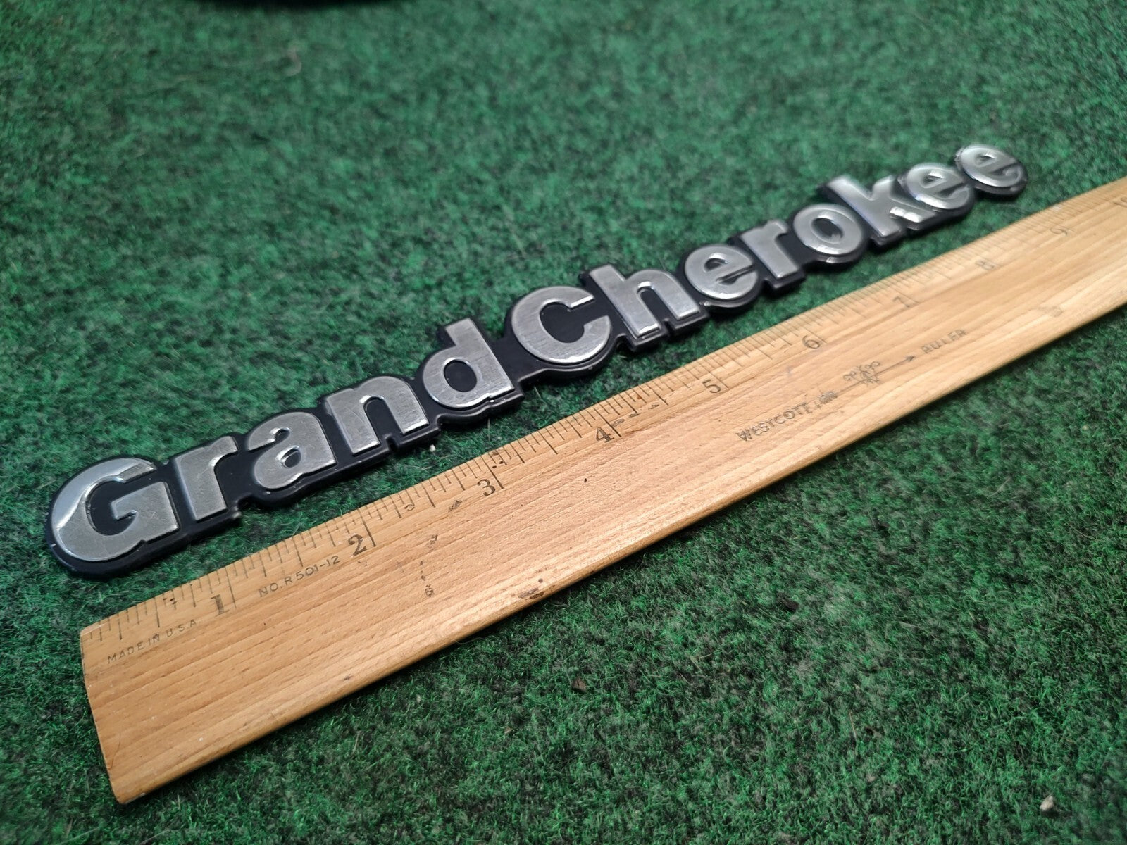 1993-1998 Jeep Grand Cherokee Fender Emblem Badge Logo Symbol Name Plate 1S8
