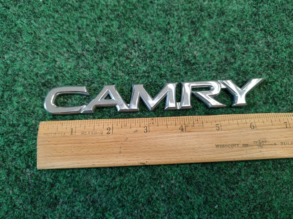 97 98 99 00 01 TOYOTA CAMRY GOLD REAR TRUNK EMBLEM ORNAMENT BADGE LOGO 4S7