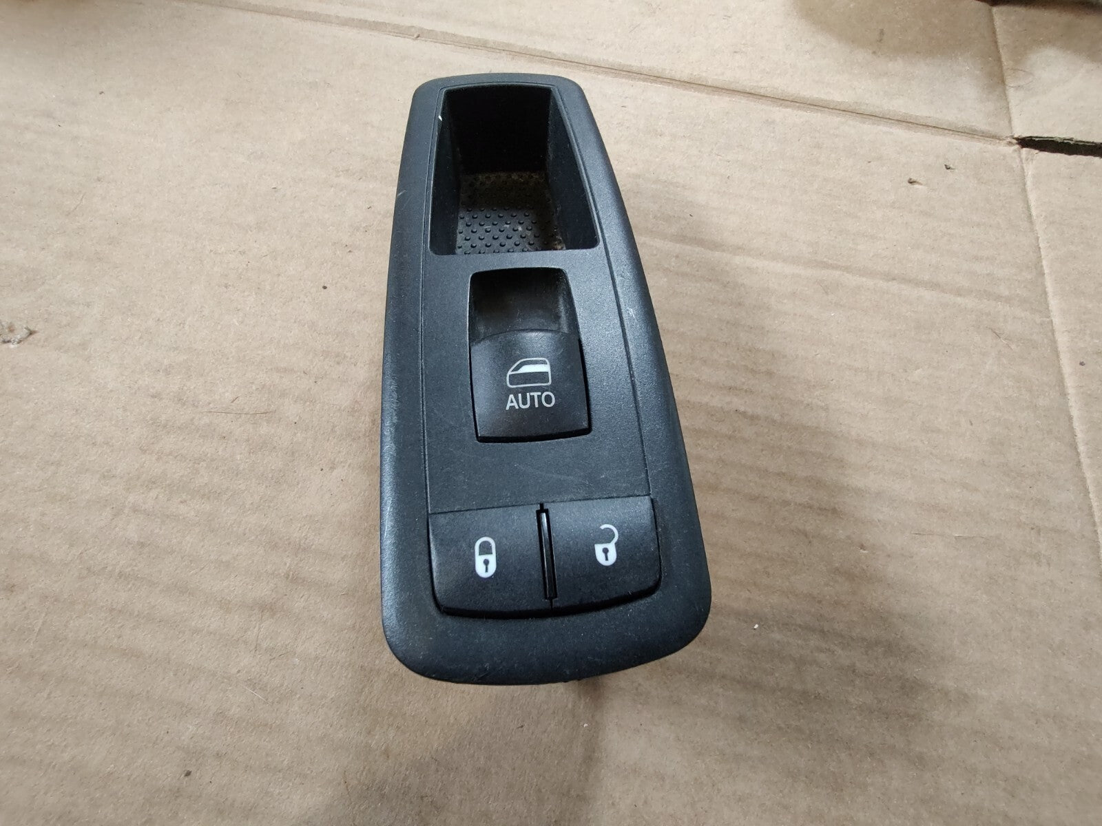 2011-2014 DODGE CHRYSLER RIGHT RH FRONT POWER WINDOW SWITCH 56046822AD OEM BL9