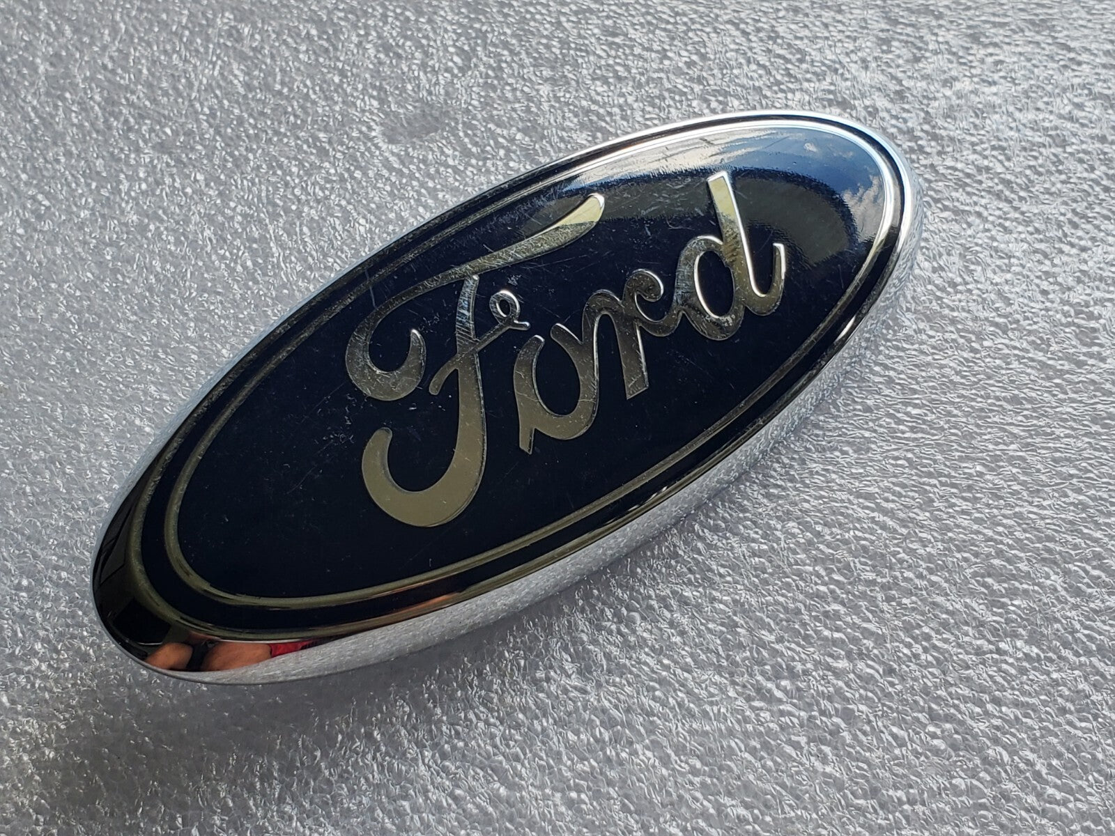 06-2009 Ford 500 TAURUS 09-11 FOCUS 08-12 ESCAPE 07-11 FREESTYLE REAR Emblem 2L9