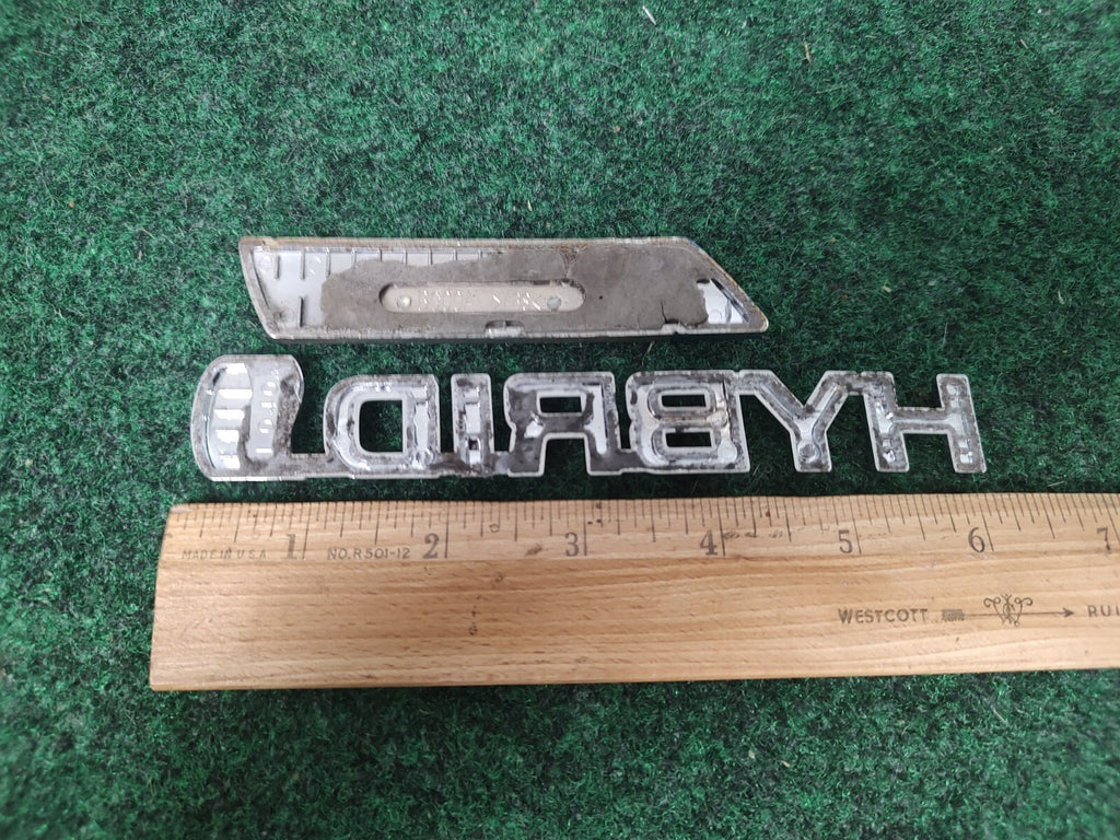 TOYOTA PRIUS HYBRID SIDE FENDER EMBLEM LOGO BADGE SYMBOL USED 1M4