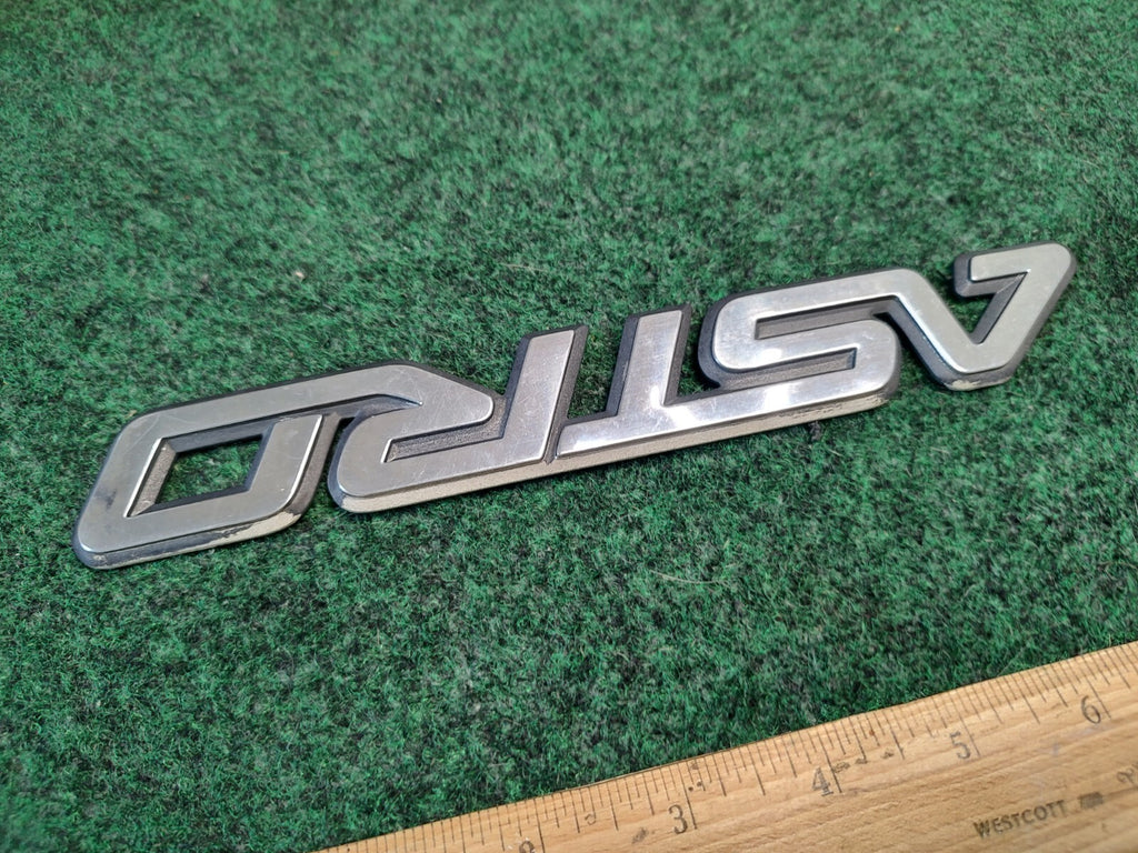 1996-2005 CHEVROLET Astro Van Rear Emblem Badge Logo Nameplate 15724741 OEM 2S8