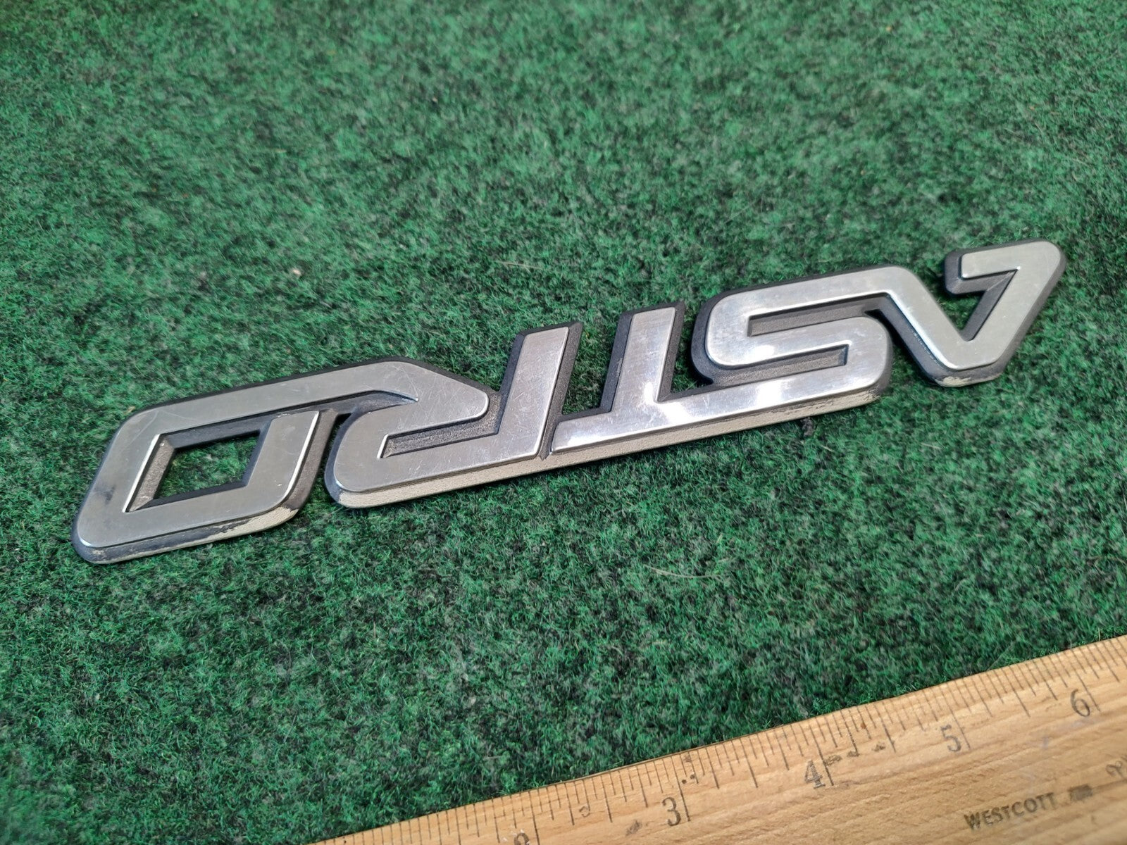 1996-2005 CHEVROLET Astro Van Rear Emblem Badge Logo Nameplate 15724741 OEM 2S8