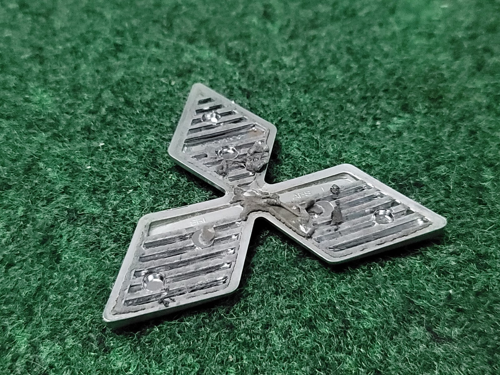 02 03 Mitsubishi Galant Front Grille Emblem Triple Diamond Logo Badge OEM 1M1