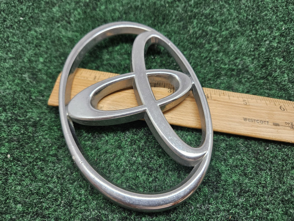 2001-04 Toyota Sequoia 2000-02 Tundra Front Grille Emblem Badge 75311-0C010 GL1