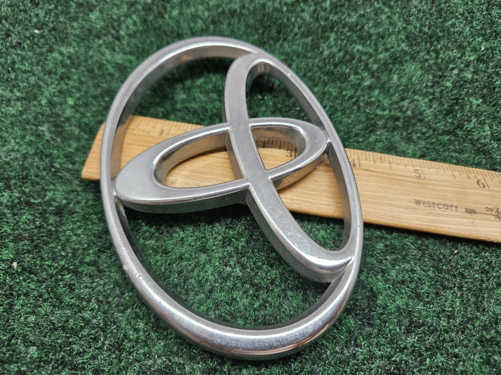 2001-04 Toyota Sequoia 2000-02 Tundra Front Grille Emblem Badge 75311-0C010 GL1
