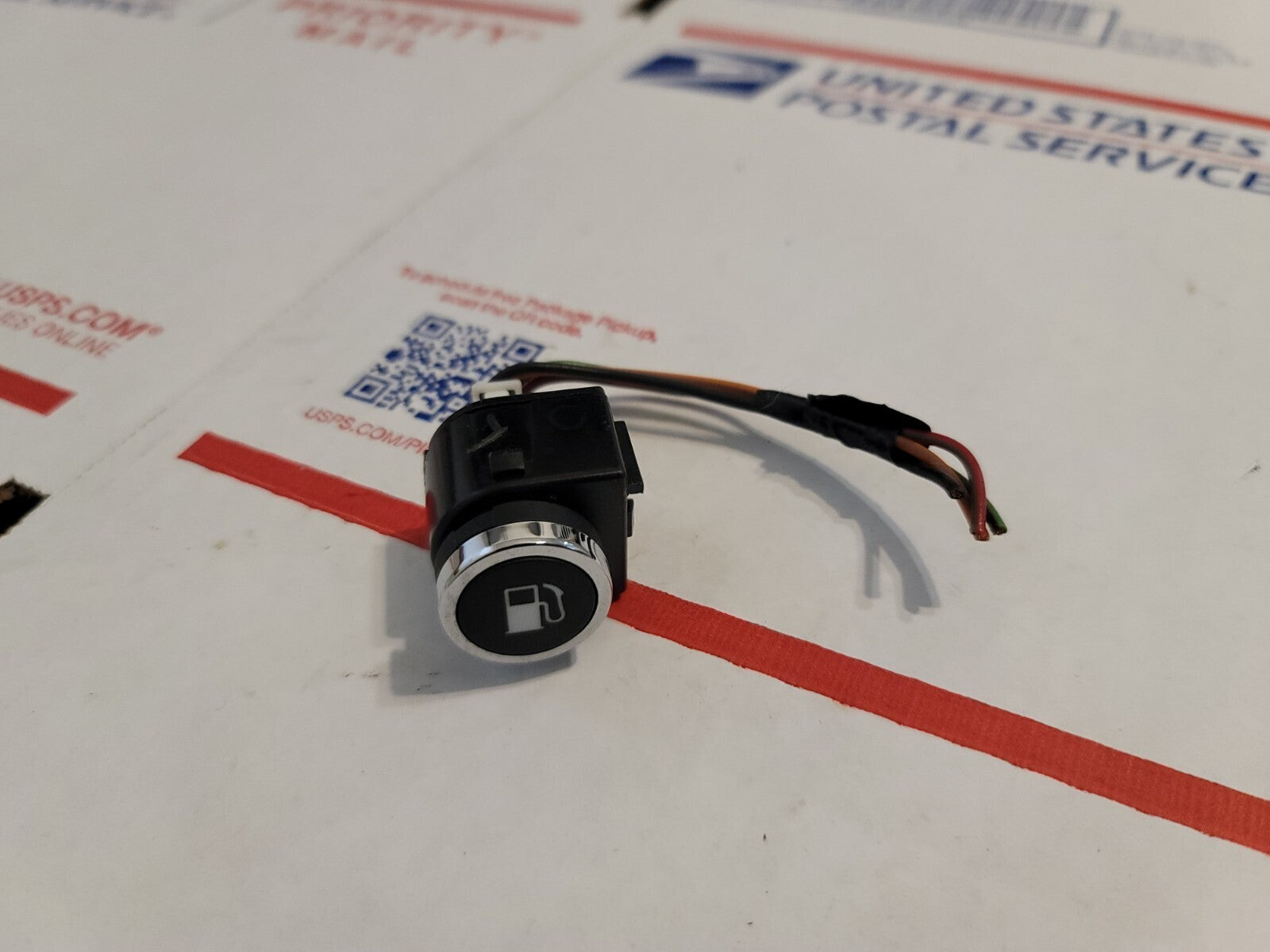 2014 - 2020 JEEP GRAND CHEROKEE FUEL FILLER DOOR LID OPEN SWITCH 68164107AA 7L7