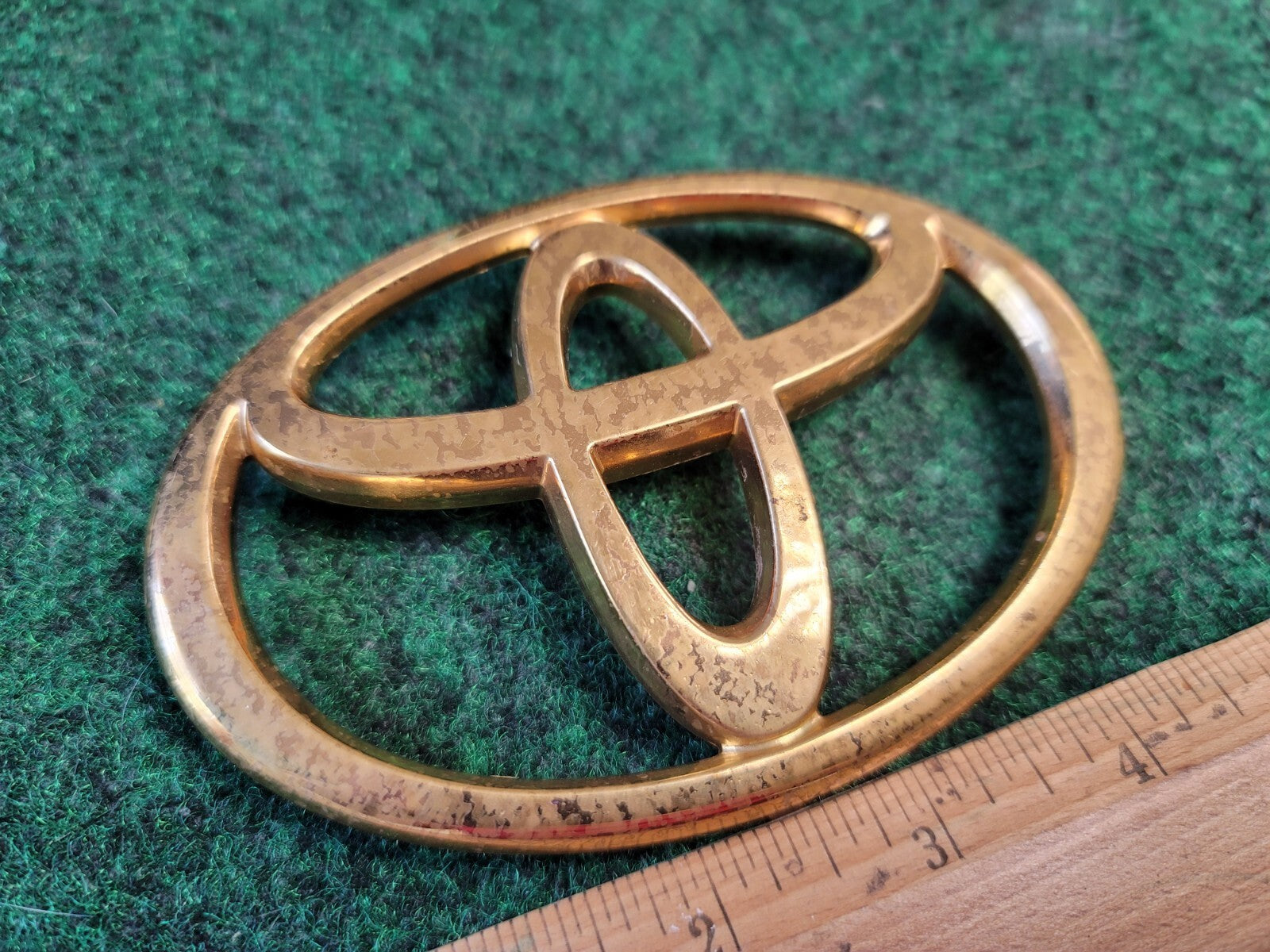 TOYOTA MATRIX GRILLE EMBLEM 75311-AA030 OEM Gold 1M9