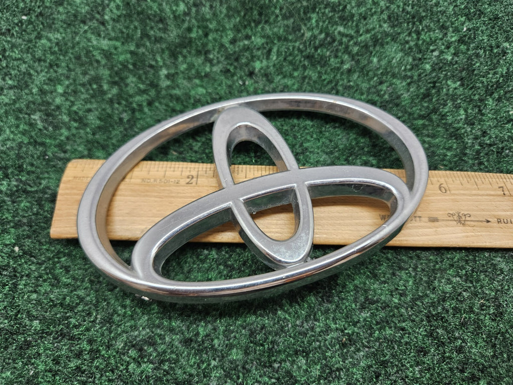 2001-04 Toyota Sequoia 2000-02 Tundra Front Grille Emblem Badge 75311-0C010 GL1