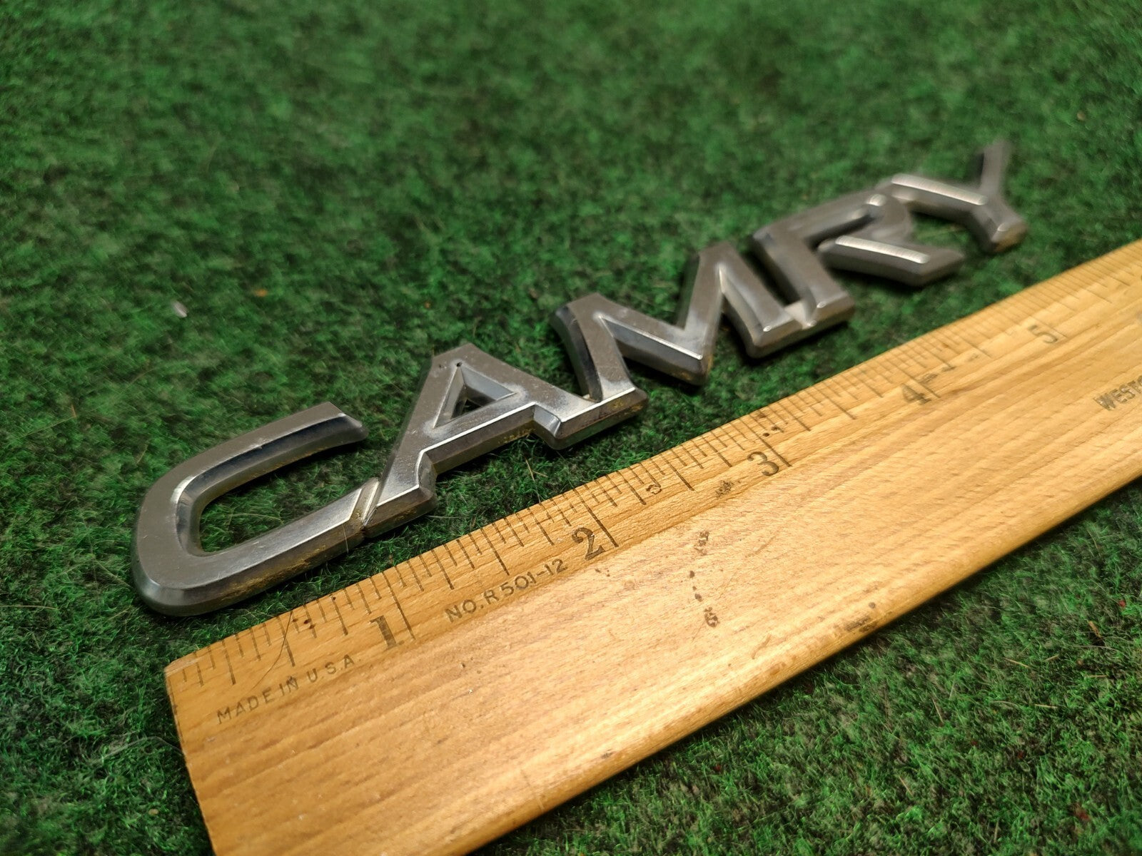 97 98 99 00 01 TOYOTA CAMRY GOLD REAR TRUNK EMBLEM ORNAMENT BADGE LOGO 3S3