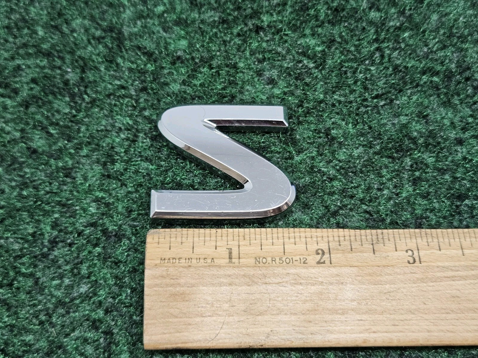 04-15 NISSAN ARMADA "S" REAR TRUNK TAIL GATE CHROME EMBLEM LOGO 93494-8S100 7S9