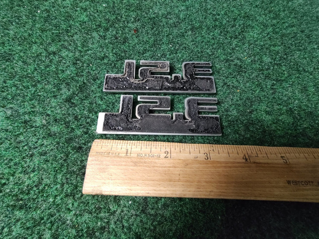 (2) Dodge Charger Magnum 3.5L HIGH OUTPUT Nameplate Emblem 04806330AA 6L4