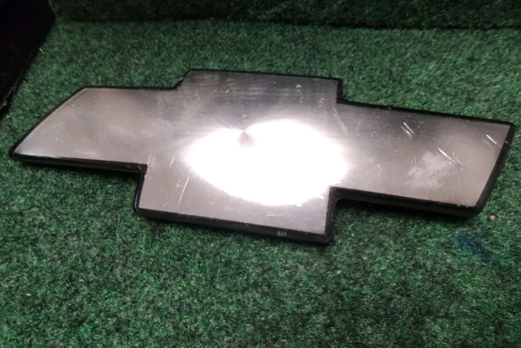 99-02 Chevrolet Silverado 00-06 Tahoe Suburban Front Grille Bezel 15706324 BL5