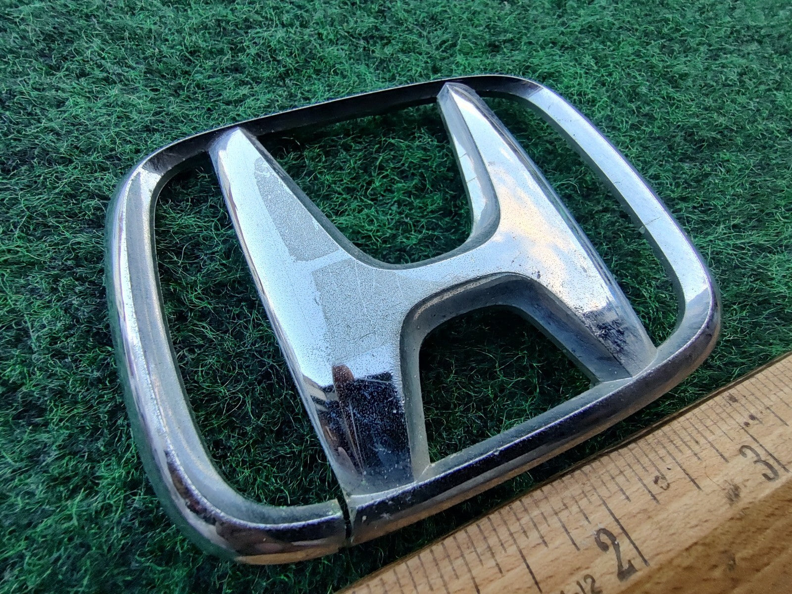 2002-2004 Honda Odyssey Rear Liftgate Hatch Emblem Badge Logo Symbol Cracked 2L3