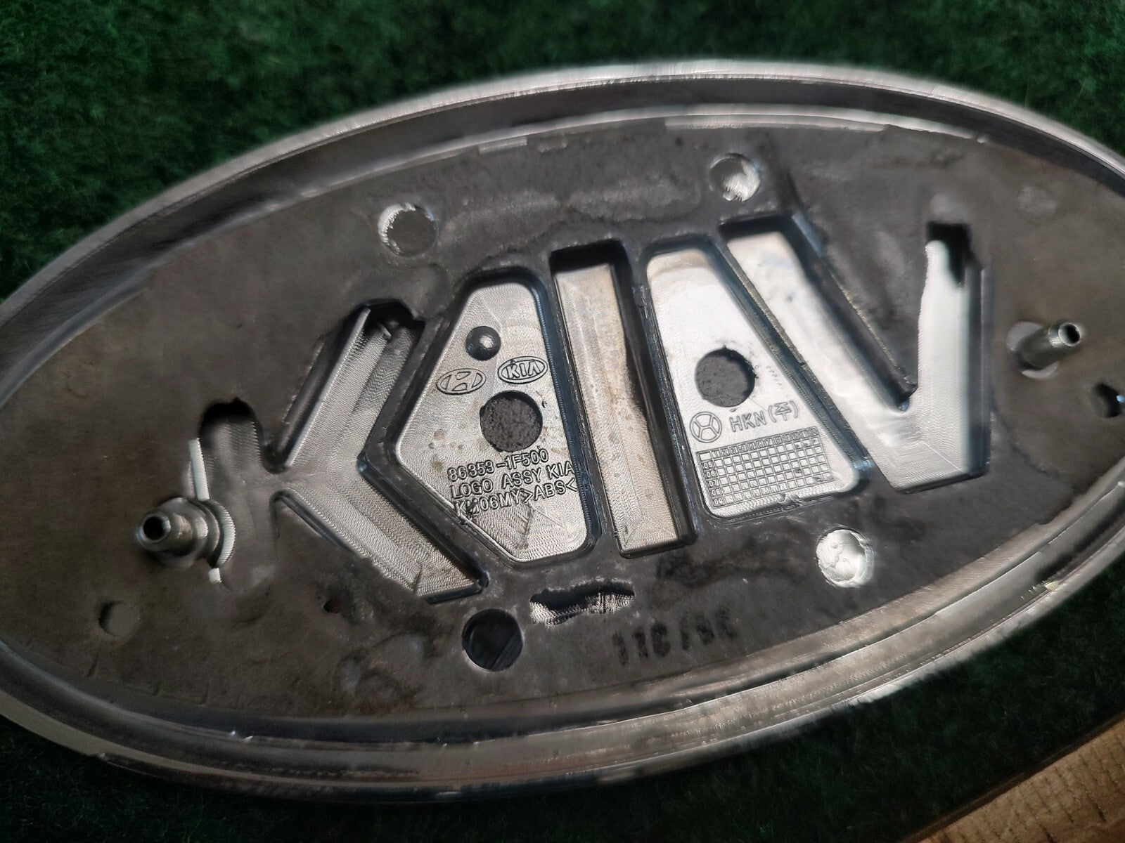 2007-2010 Kia Sportage Liftgate Emblem Nameplate 86353-1F500  3S8