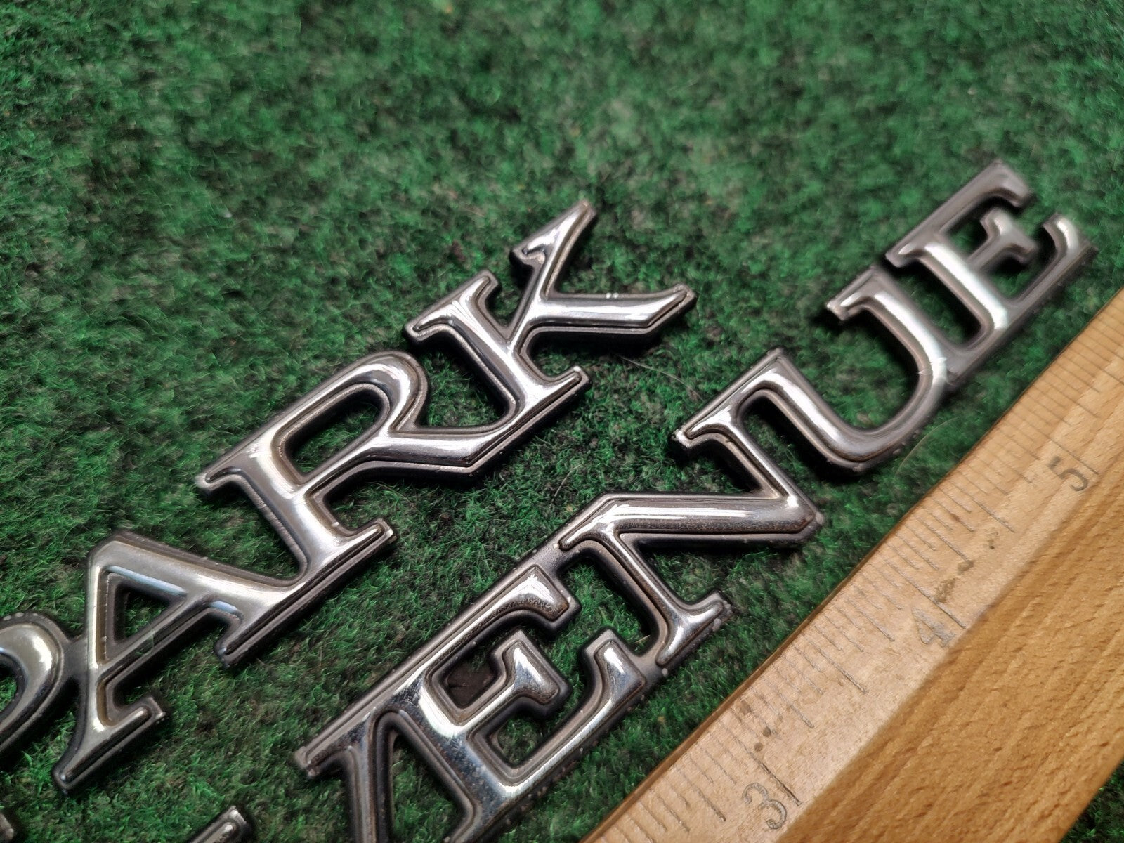 BUICK PARK AVENUE SIDE EMBLEM LOGO BADGE SYMBOL NAME PLATE BADGE USED 3L2