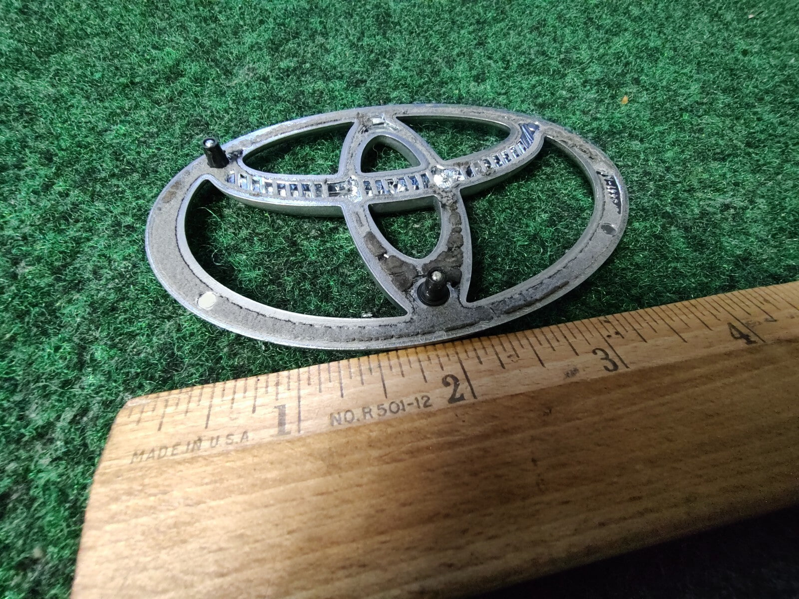 Toyota Camry 1997-2001 Rear Trunk Logo Emblem Genuine OEM   75441-AA040 4S4