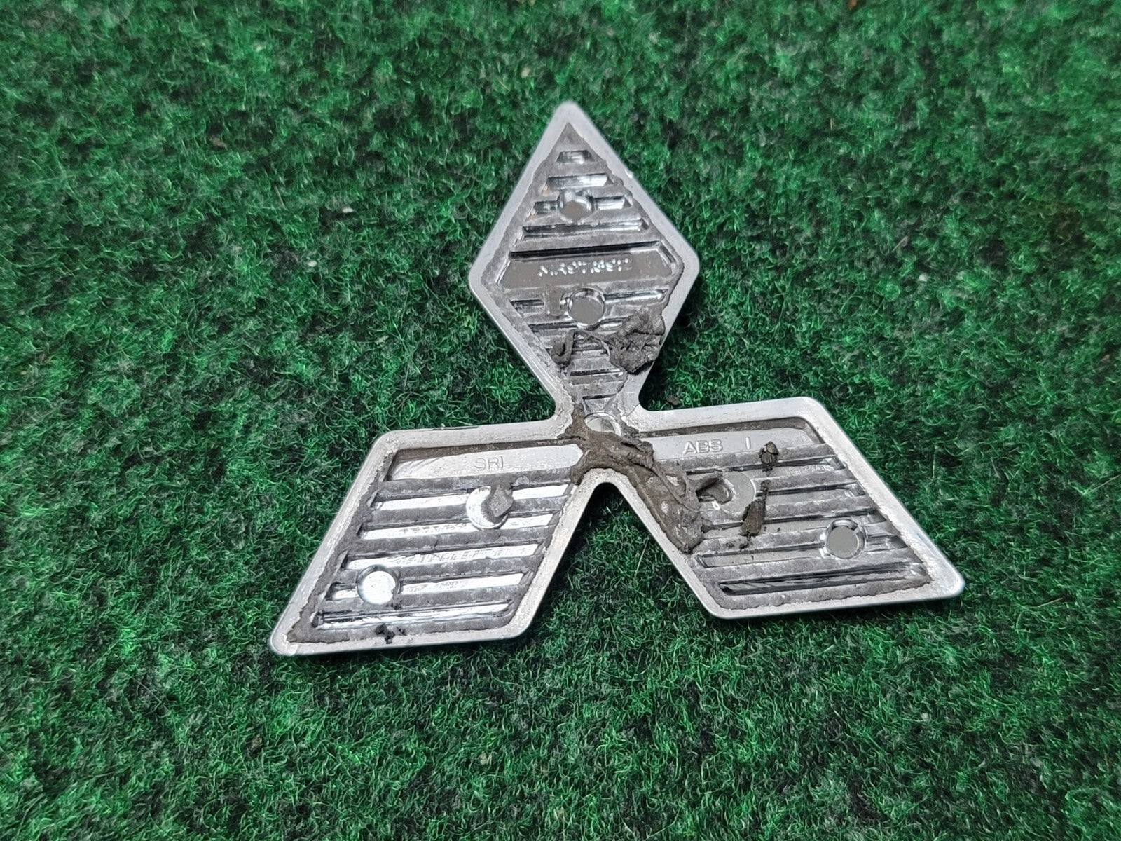 02 03 Mitsubishi Galant Front Grille Emblem Triple Diamond Logo Badge OEM 1M1