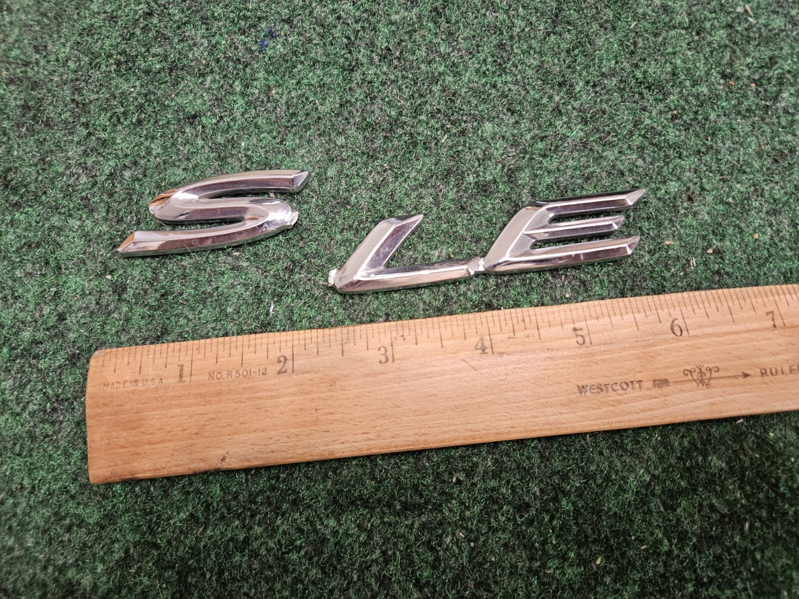 TOYOTA SOLARA SLE REAR LID Chrome EMBLEM LOGO BADGE SIGN  SYMBOL Cracked 5M2