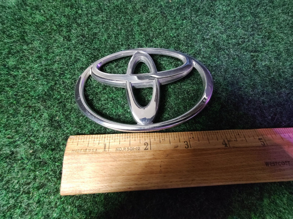 1997- 2001 Toyota Camry Rear Trunk Lid Emblem Logo 75441-33040 OEM 2M4