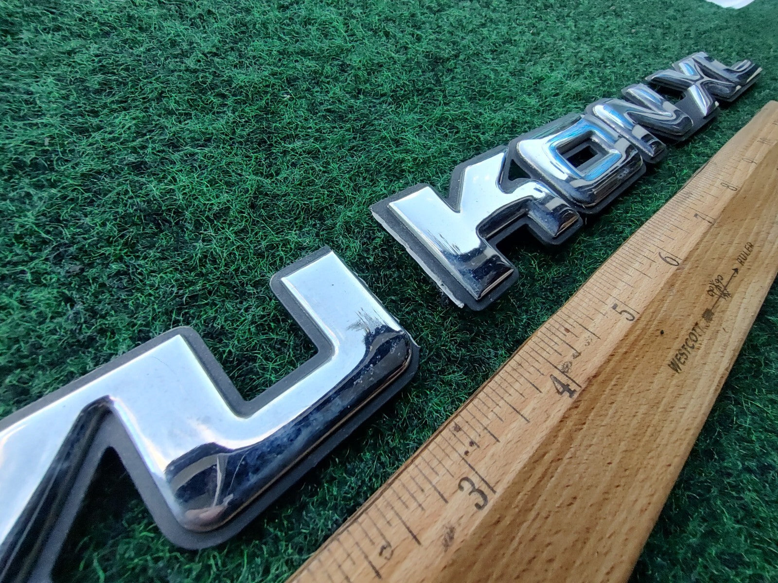 2000-2006 GMC YUKON XL REAR TRUNK LID EMBLEM LOGO BADGE SYMBOL Cracked 2L3