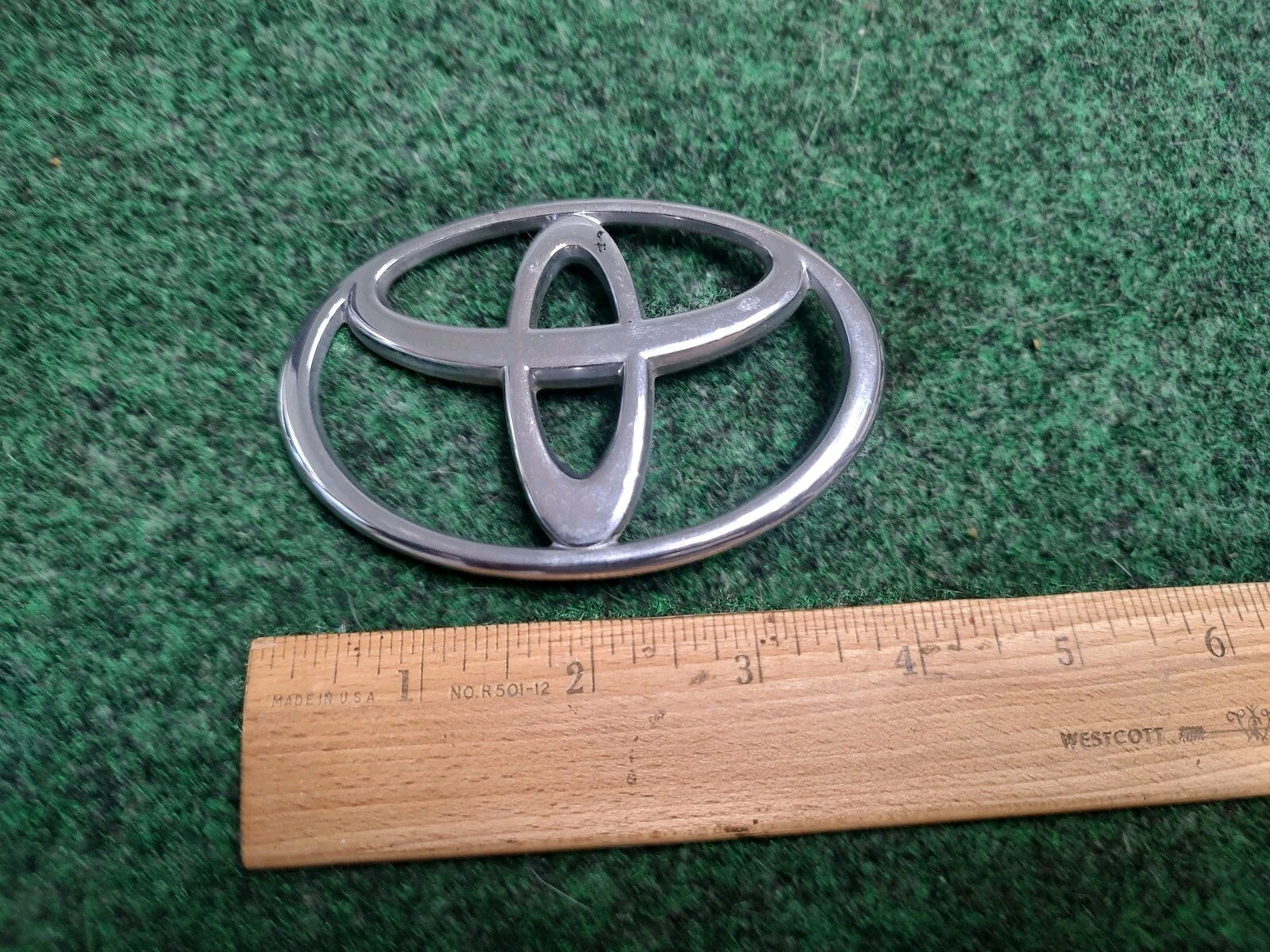 Toyota Camry 1997-2001 Rear Trunk Logo Emblem Genuine OEM   75441-AA040 3S6