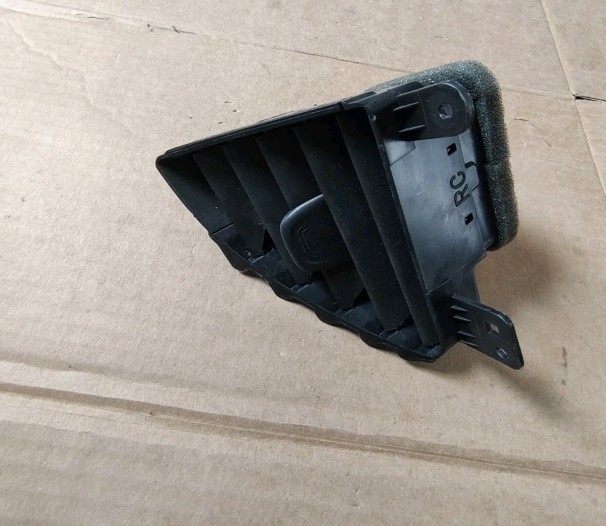 2018 - 2024 BUICK ENCLAVE DASH RIGHT SIDE OUTER AIR VENT GRILLE OEM 84270977 BS3