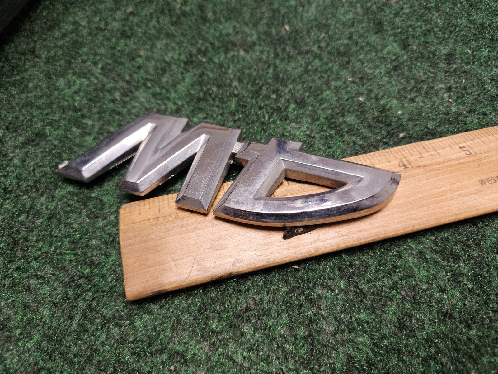 2001-2007 TOYOTA SEQUOIA TUNDRA 4WD V8 REAR GATE EMBLEM LOGO BADGE CRACKED 5M3
