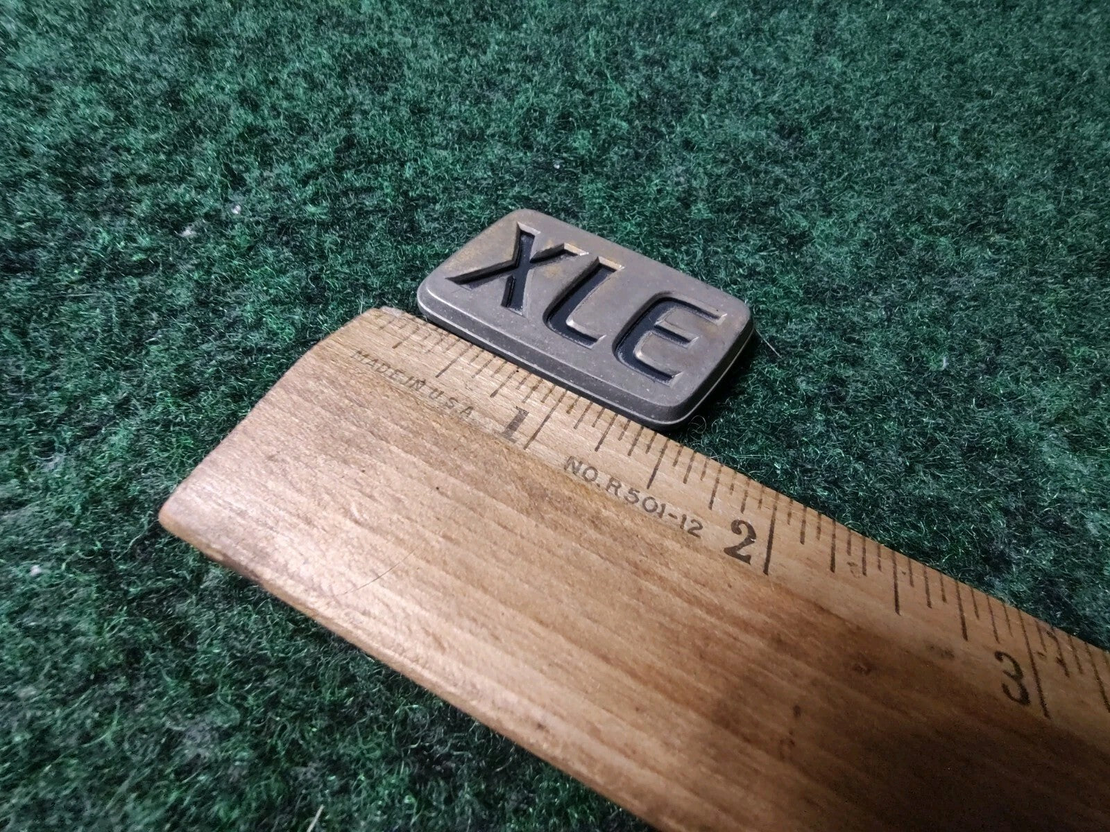 97 98 99 00 01 TOYOTA CAMRY XLE REAR LID EMBLEM LOGO BADGE SYMBOL USED OEM 1S6
