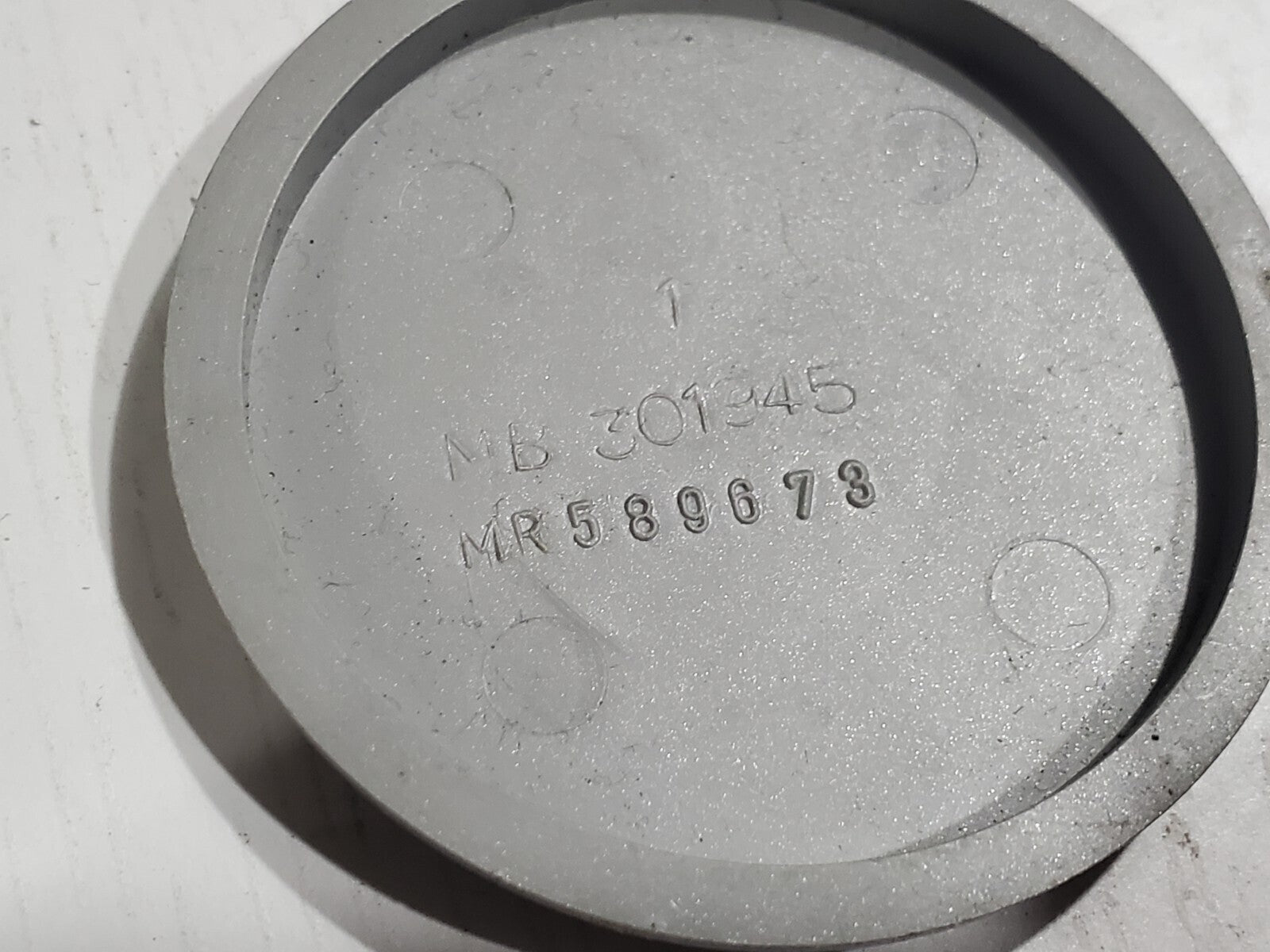 Genuine Mitsubishi Center Cap MR589673 MR 301945 OEM 6L3