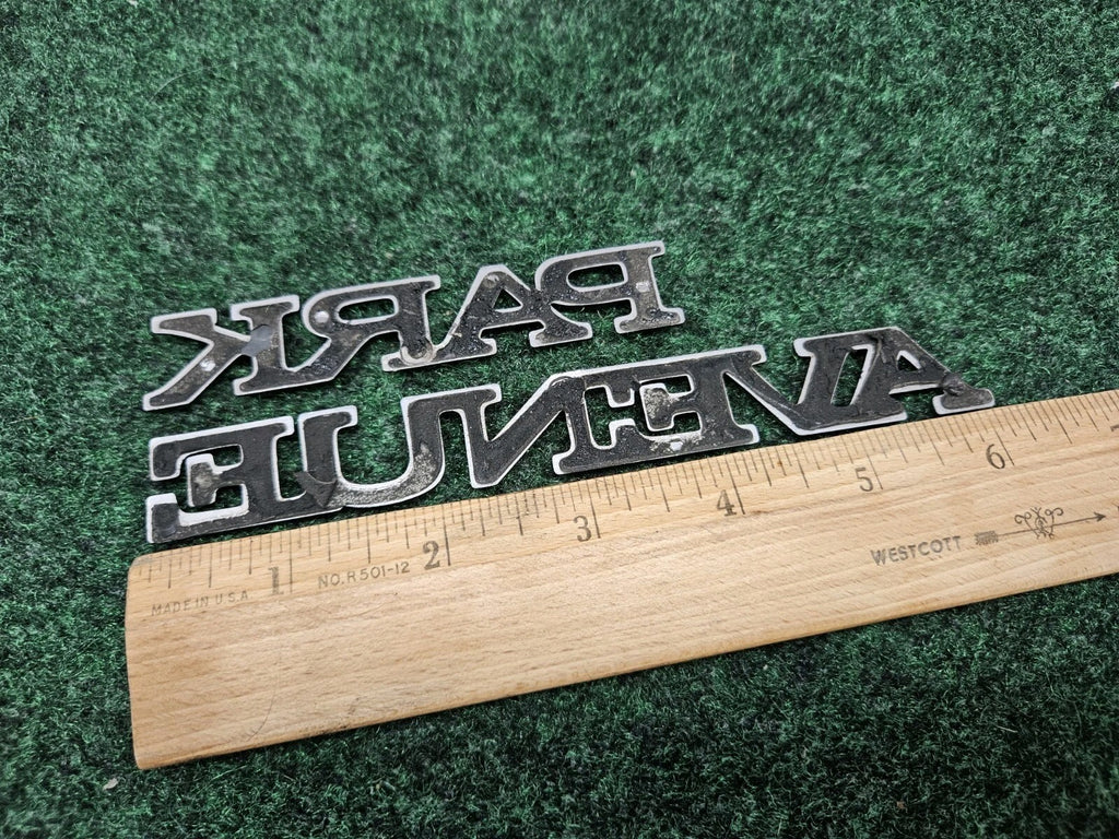 BUICK PARK AVENUE SIDE EMBLEM LOGO BADGE SYMBOL NAME PLATE BADGE USED GL1