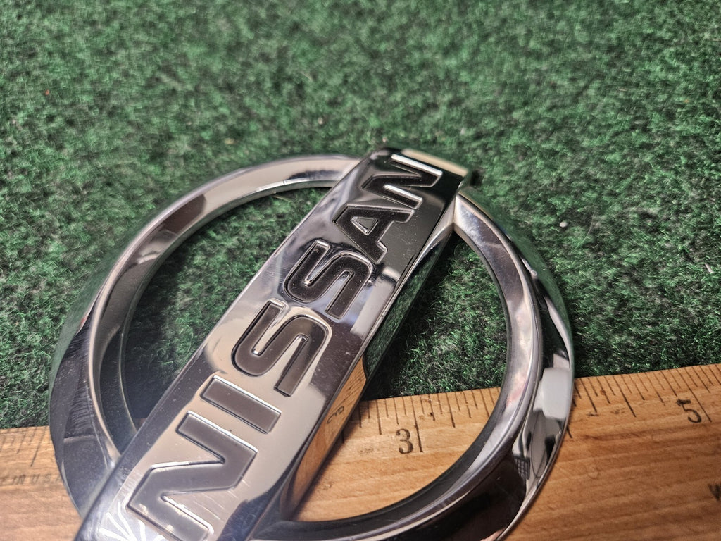02-04 Nissan Xterra Liftagte Trunk Emblem 93491-7Z800 OEM Badge Nameplate 4S2