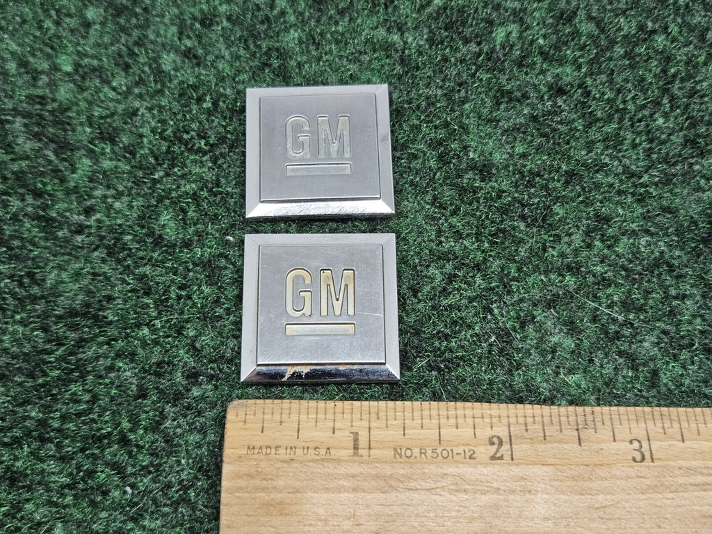2 GM Logo Mark of Excellence Fender Door Nameplate Emblem Badge Chrome 7S7 S6